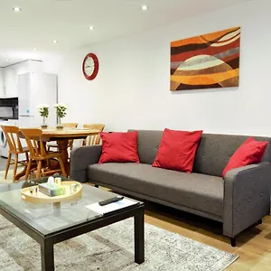 stylish-2-bedroom-apartment-in-the-heart-of-greenwich.brighton-hotels-england.com/