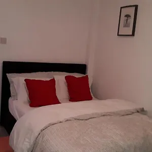 cosy-london-holiday-home-near-o2-arena.brighton-hotels-england.com/